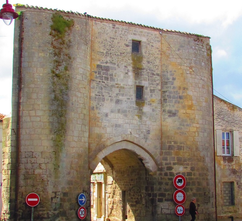 020 Pont l' Abbé d' Arnoult